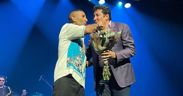 أحمد سعد ملتفا بعلم مصر 