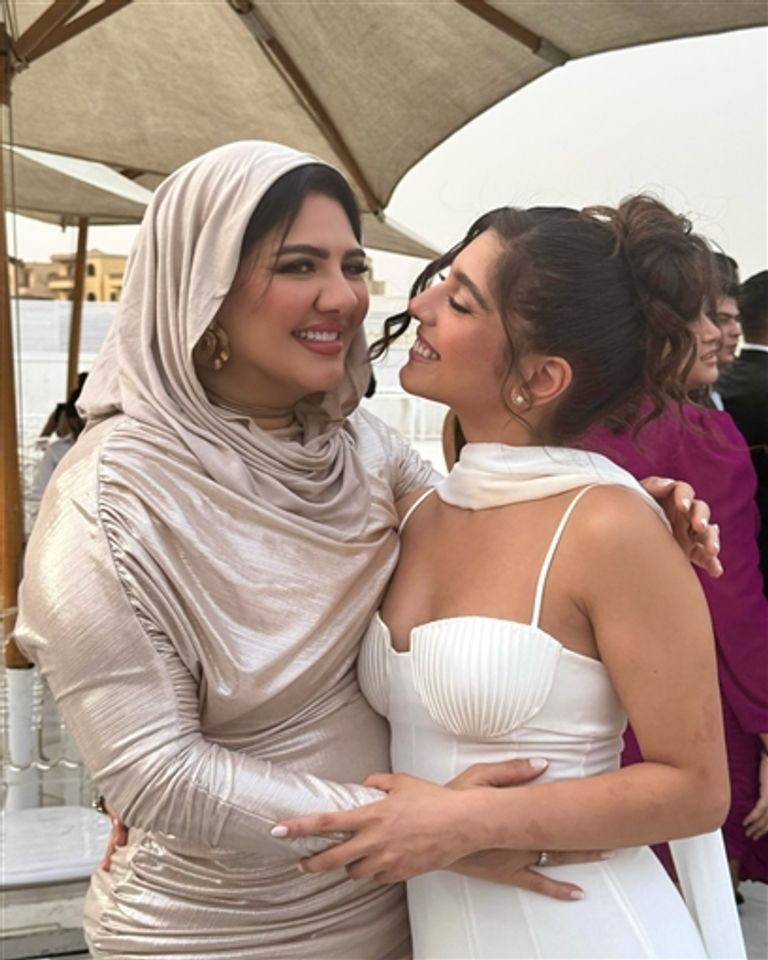 مايان السيد وشقيقتها 