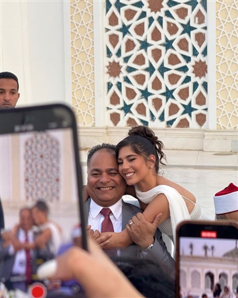 مايان السيد وشقيقتها 