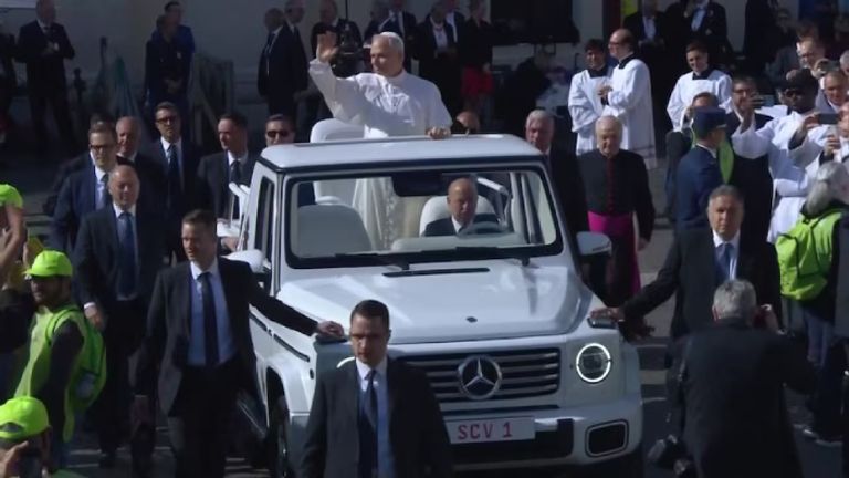 ليو الرابع عشر يقوم بأول جولة بالسيارة الباباوية