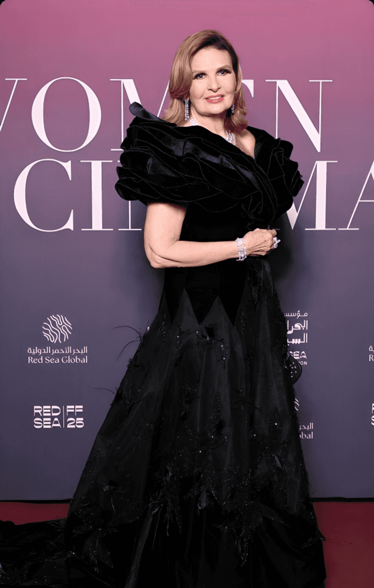 الفنانة يسرا إطلالات النجمات في مهرجان كان