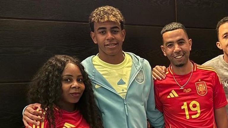 لامين يامال مع والديه