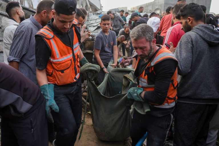 فلسطيني يبكي خارج مستشفى الشفاء في مدينة غزة