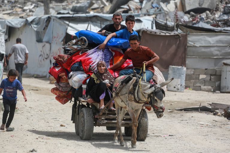فلسطيني يبكي خارج مستشفى الشفاء في مدينة غزة
