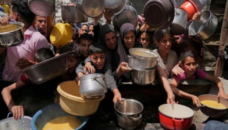 فلسطينيون يصطفون للحصول على غذاء