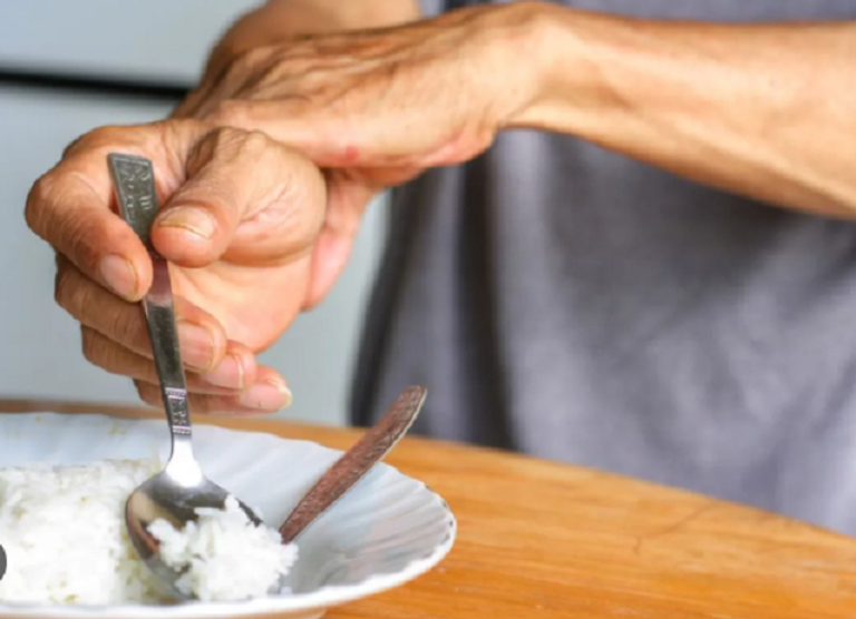 الأطعمة المصنعة تزيد خطر الإصابة بمرض باركنسون