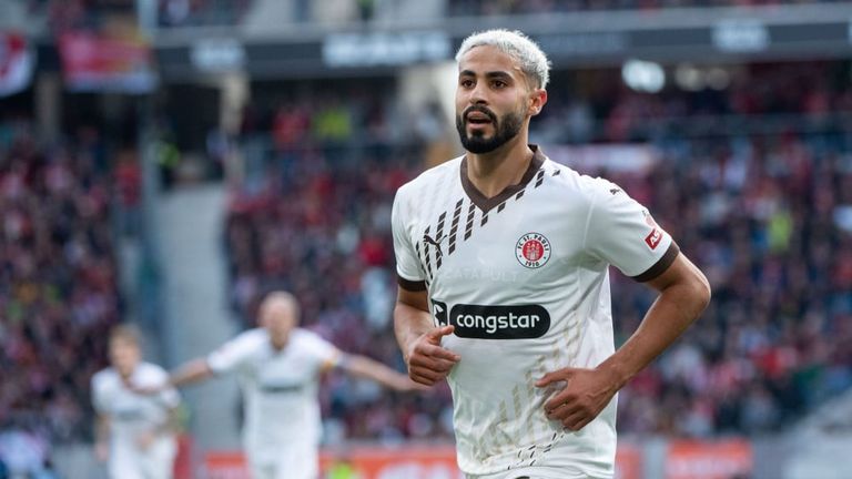 النجم التونسي إلياس السخيري