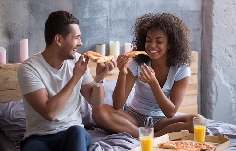 تناول وجبة خفيفة، حتى لو كانت قطعة فاكهة، قبل النوم مباشرة، خطر هلى الصحة