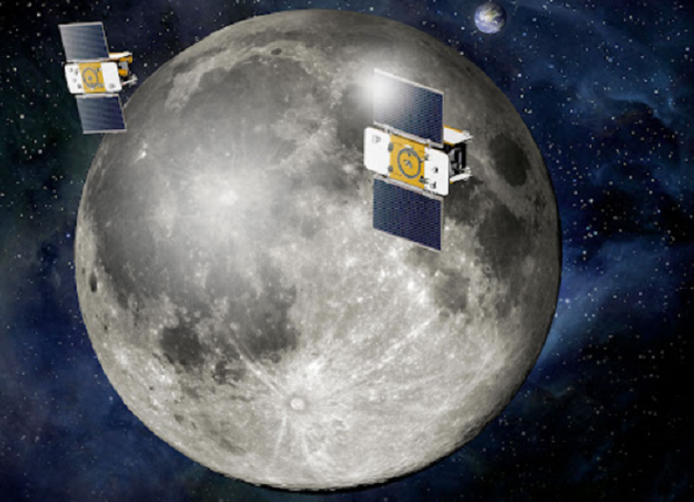 الجانب القريب من القمر (يسارا) والجانب البعيد (يمينا)