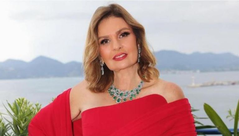 الفنانة يسرا