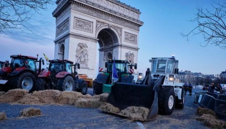 المزارعون في شمال فرنسا يغلقون الطرقات بالجرارات وبالات القش