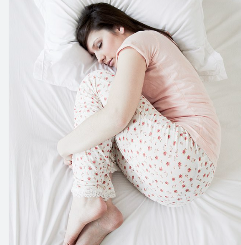 النوم في وضعية الجنين