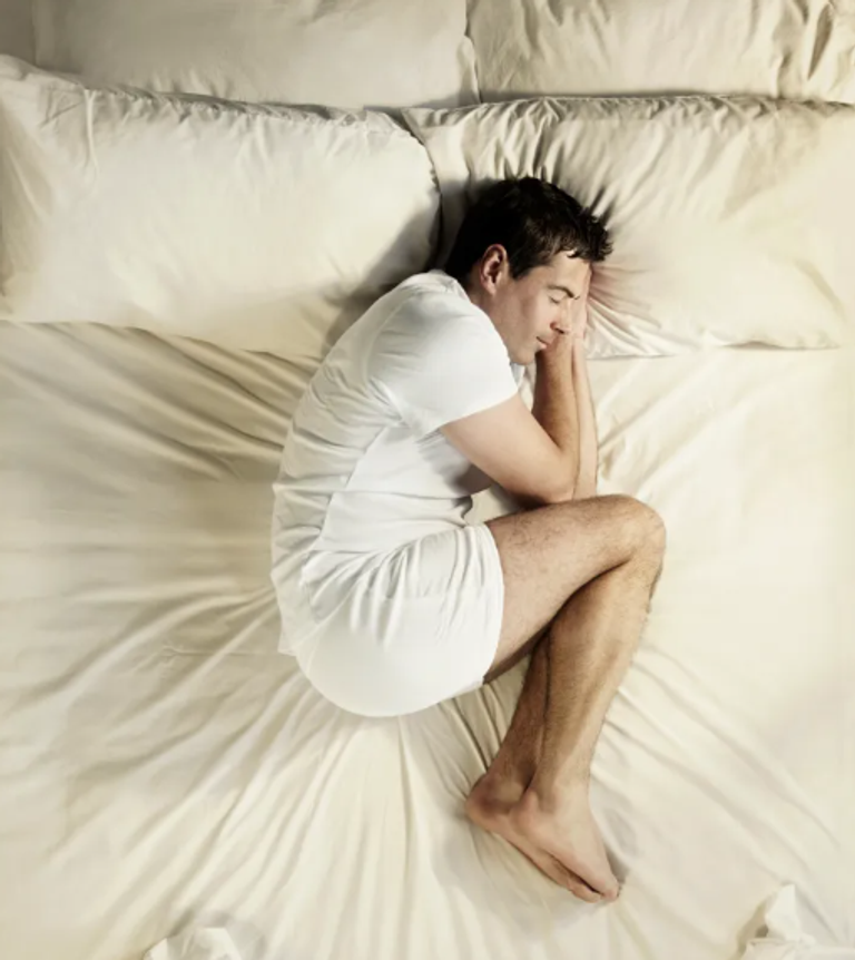 النوم في وضعية الجنين