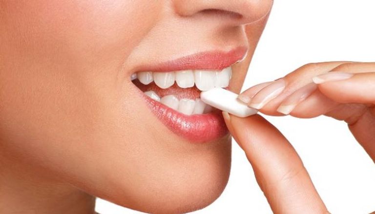 دراسات نفسية وعصبية أظهرت أن مضغ العلكة يمكن أن يحسن التركيز