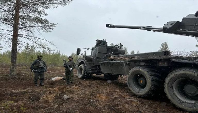 جنود سويديون بجانب مدفع هاوتزر من طراز آرتشر في روفاجارفي شمال فنلندا إطلاق قذيفة من مدفع طراز آرتشر خلال مناورات الناتو شمال فنلندا