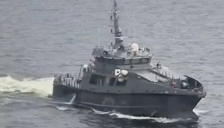 سفينة حربية إستونية بالقرب من الناقلة مقاتلة روسية بالقرب من ناقلة النفط