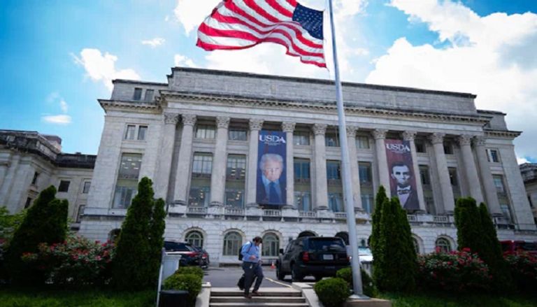 صورة ترامب على مبنى وزارة الزراعة