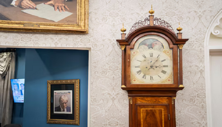 نسخة مؤطرة من غلاف صحيفة نيويورك بوست التي تظهر صورة ترامب معلقة على الحائط خارج المكتب البيضاوي