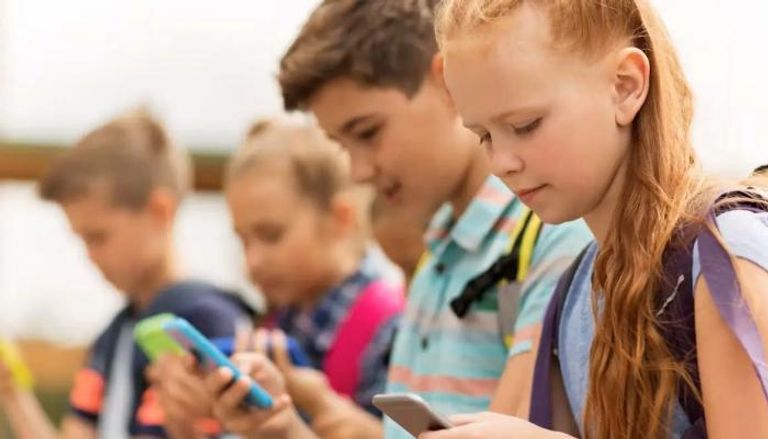 علاقة مقلقة بين وسائل التواصل والاكتئاب الطفولي