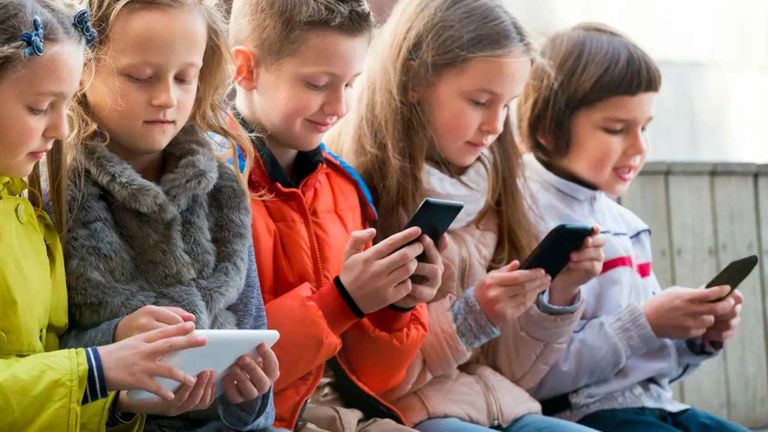 علاقة مقلقة بين وسائل التواصل والاكتئاب الطفولي