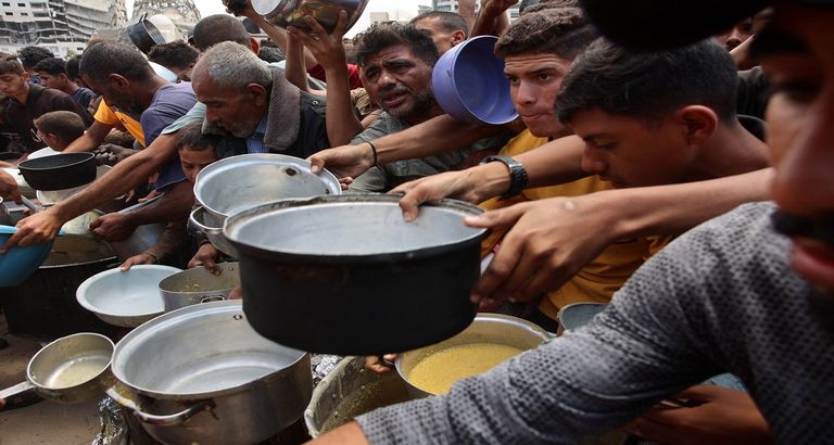 أطفال يسعون إلى الحصول على غذاء في غزة