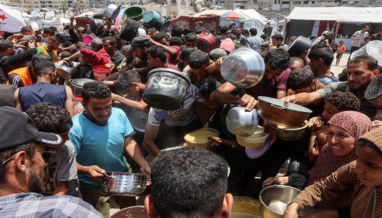 أطفال يسعون إلى الحصول على غذاء في غزة