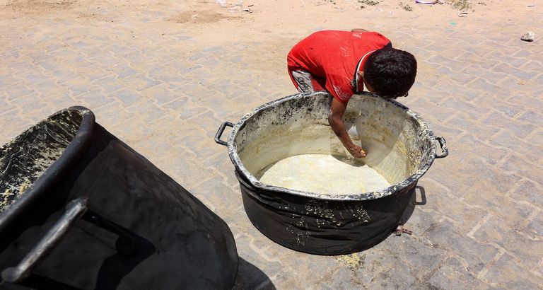 أطفال يسعون إلى الحصول على غذاء في غزة