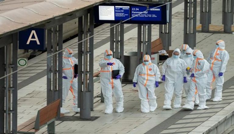 ضباط الطب الشرعي يجرون تحقيقات على رصيف محطة قطار هامبورغ