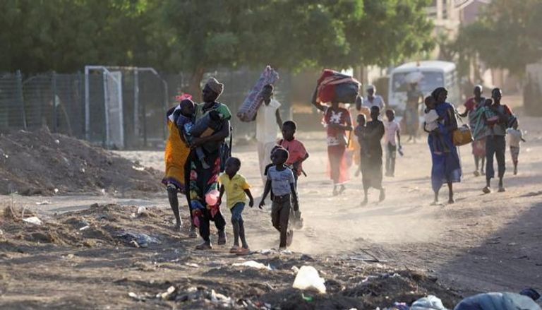 أسر سودانية تفر من ويلات القتال في البلاد - أرشيفية