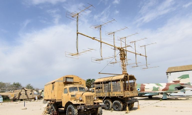 زلة إيرانية هوائي من نظام الرادار P-12 منظومة تور-إم2 (يسار) ونظام الدفاع الجوي الإيراني خرداد 15