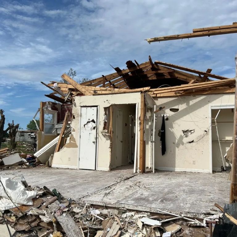 إعصار كنتاكي يترك زوجين مسنين بجراح مروعة إعصار كنتاكي يترك زوجين مسنين بجراح مروعة