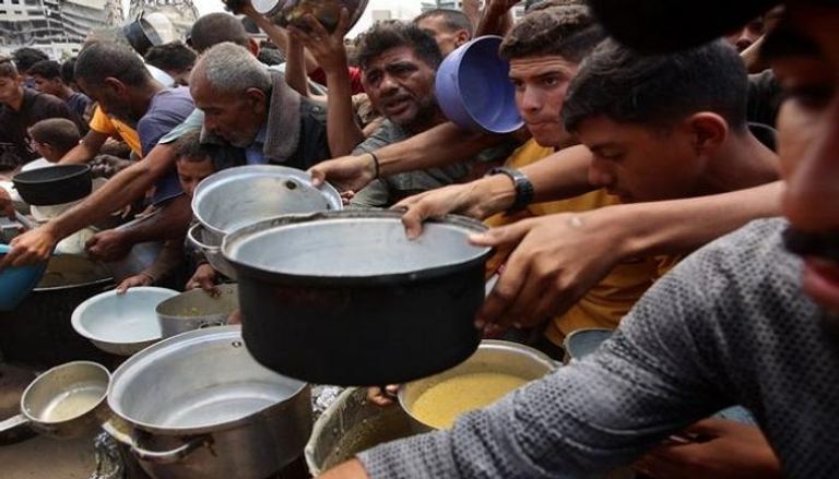 نازحون يتلقون مساعدات في غزة - أرشيفية
