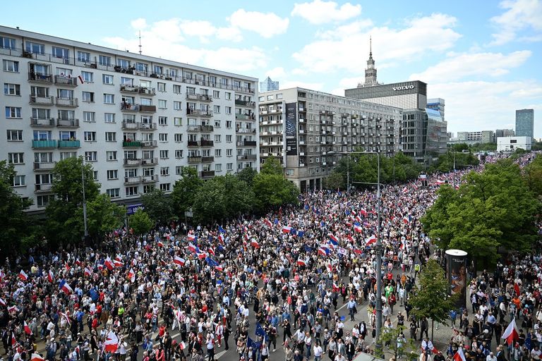 مسيرة في وارسو لأنصار مرشح تيار الوسط في انتخابات الرئاسة 