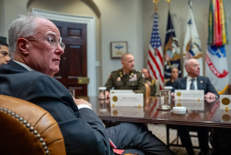 مايك دونيلون في يسار الصورة شخص يحمل كتاب