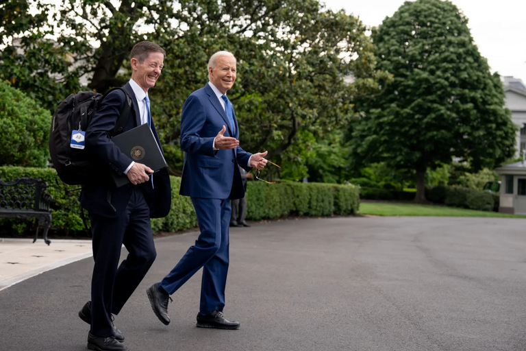 بايدن وبروس ريد شخص يحمل كتاب