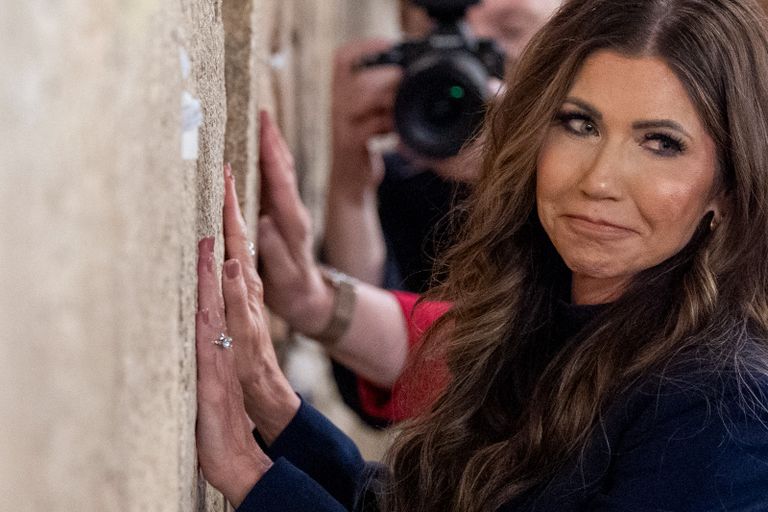ما بين الأعلام والورود.. ترتسم معاناة الفلسطينيين بالقدس