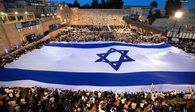 ما بين الأعلام والورود.. ترتسم معاناة الفلسطينيين بالقدس