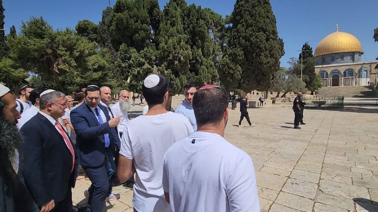 ما بين الأعلام والورود.. ترتسم معاناة الفلسطينيين بالقدس