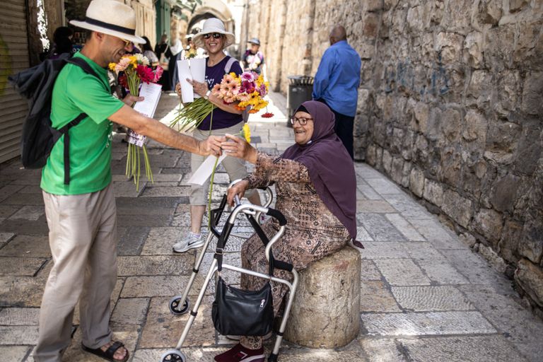 ما بين الأعلام والورود.. ترتسم معاناة الفلسطينيين بالقدس