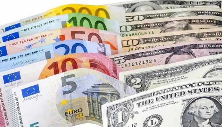 عملات ورقية مختلفة من اليورو والدولار