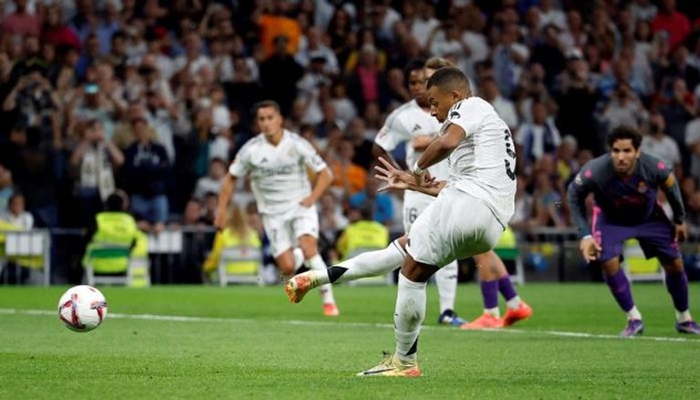 مبابي يسدد ضربة جزاء بقميص ريال مدريد