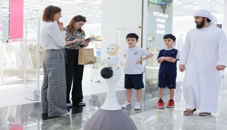 دبي توظف الروبوتات في تعزيز تجربة المتسوقين