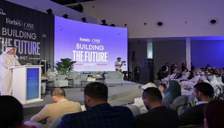جانب من فعاليات قمة فوربس الشرق الأوسط في أبوظبي