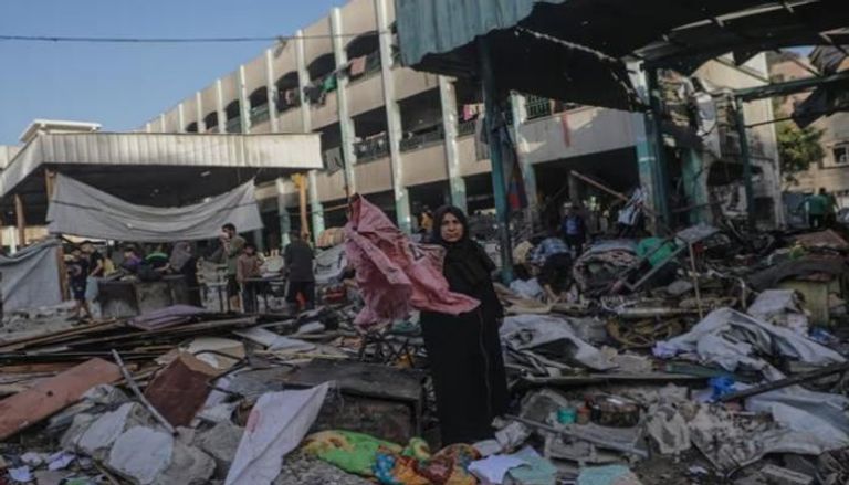 آثار غارة إسرائيلية على مدرسة حُوّلت إلى ملجأ في غزة