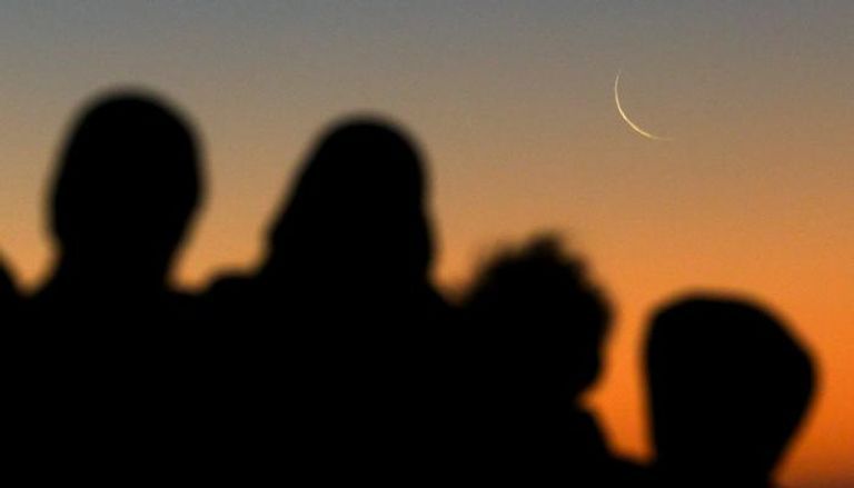 هلال ذي الحجة بعد 5 ساعات و22 دقيقة من ميلاده