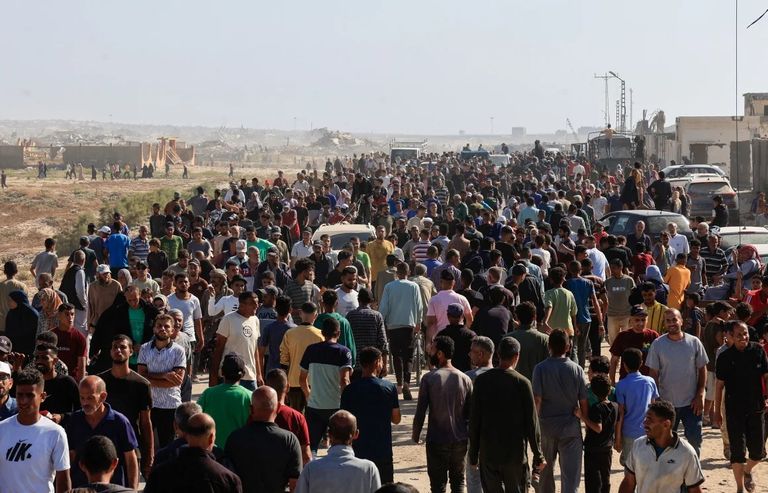 حشود فلسطينية يائسة تدفقت نحو مركز توزيع المساعدات