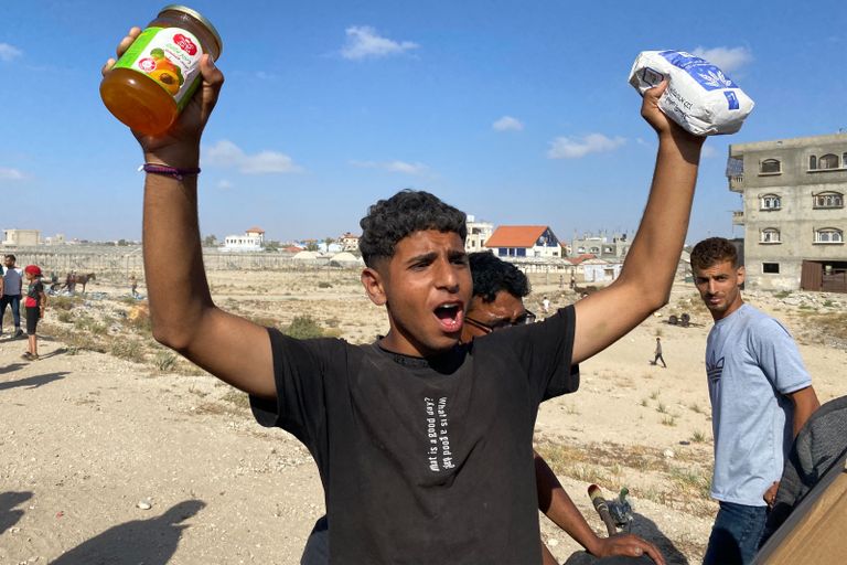 حشود فلسطينية يائسة تدفقت نحو مركز توزيع المساعدات