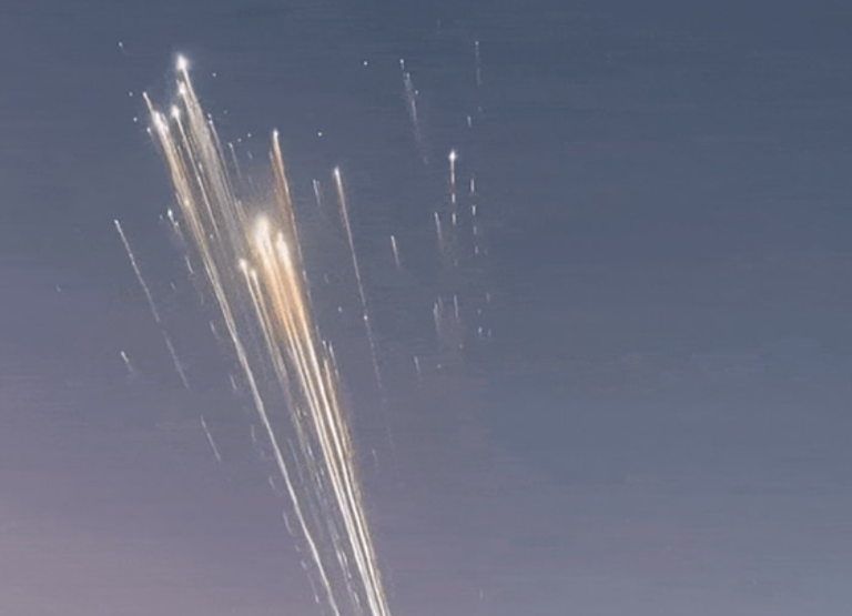 رسم توضيحي لقمر صناعي يسقط على الأرض