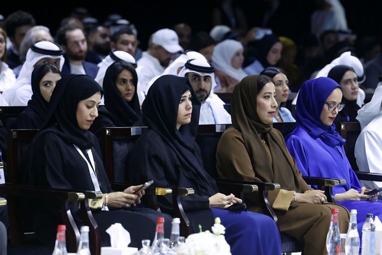 الإعلامي البريطاني بيرس مورغان ومينا العريبي رئيسة تحرير "ذا ناشيونال"