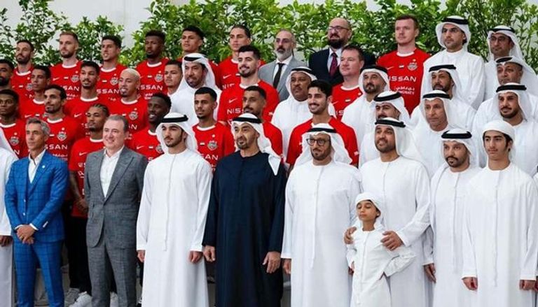 الشيخ محمد بن زايد رئيس دولة الإمارات مع فريق شباب الأهلي